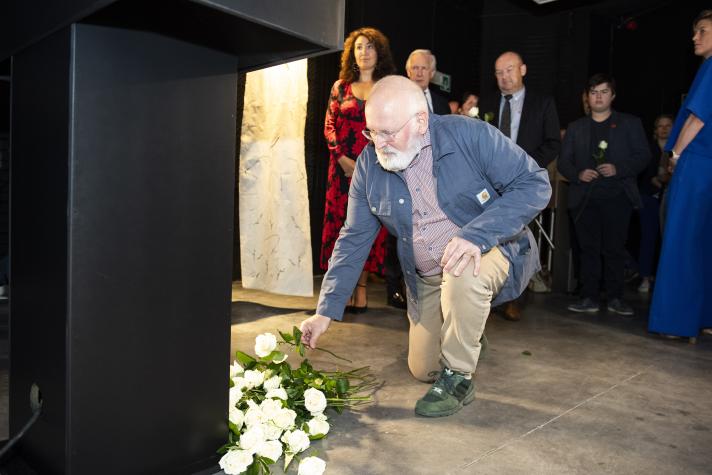 Frans Timmermans laying a flower in tribute to the victims of the 2021 floods in Belgium