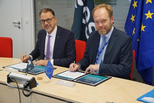 Josef Aschbacher, ESA Director General (left) Kurt Vandenberghe, European Commission Director General for Climate Action (right)